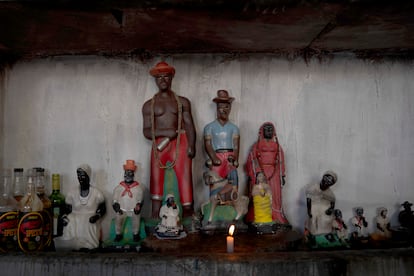 En el quilombo de Custaneira, en el norte de Piauí, la religión tiene una gran importancia. El padre Naldo es una figura emblemática y líder religioso de la comunidad y ayuda a organizar la Casa de Guerreiro Caboclo de Oxóssi, un lugar sagrado dedicado a una deidad de la religión yoruba, originaria de África occidental. En la imagen, estatuas que representan a los 'Pretos Velhos', entre otras identidades, en esa casa.