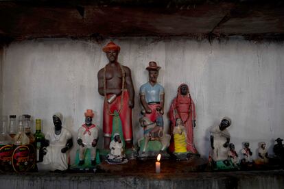 En el quilombo de Custaneira, en el norte de Piauí, la religión tiene una gran importancia. El padre Naldo es una figura emblemática y líder religioso de la comunidad y ayuda a organizar la Casa de Guerreiro Caboclo de Oxóssi, un lugar sagrado dedicado a una deidad de la religión yoruba, originaria de África occidental. En la imagen, estatuas que representan a los 'Pretos Velhos', entre otras identidades, en esa casa.