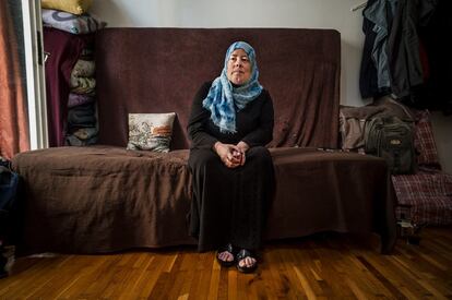 Huda Wahibi, de 50 anos, posa no sofá de apartamento que aluga em Atenas. Chegou faz meses à Grécia, mas só aguentou uma noite no campo de refugiados a que lhe tinham direcionado.