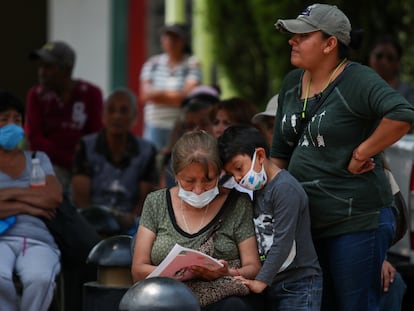 Decenas de personas realizan el cobro de pensiones en Xochimilco, Ciudad de México.