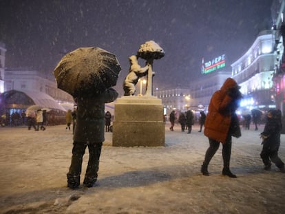 Aspecto que presenta este viernes la Puerta del Sol, en Madrid.