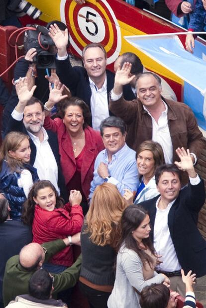 Rajoy, con cargos y candidatos del PP durante la vuelta al ruedo de la plaza de toros.