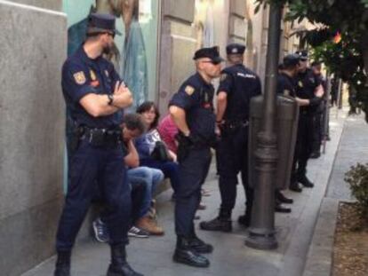 Los detenidos rodeados de policía.