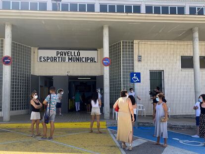 Vecinos de la localidad valenciana de Benigànim esperan a las puertas del pabellón polideportivo municipal para realizarse pruebas PCR.