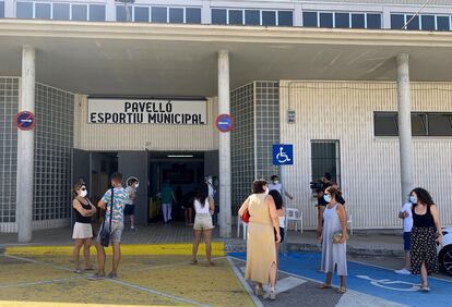 Locals from Benigànim, Valencia wait outside a sports center for PCR coronavirus tests.