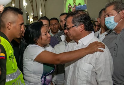 El asesinato de los siete agentes ha causado rechazo en el país andino, donde los policías suelen ser blanco de ataques por parte de los grupos armados ilegales. En la imagen, Gustavo Petro con una de las familiares de los policías asesinados, el día de ayer.