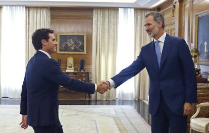 Felipe VI (r) greets Ciudadanos leader Albert Rivera.