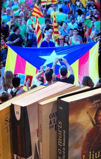 Llibres i manifestació independentista.