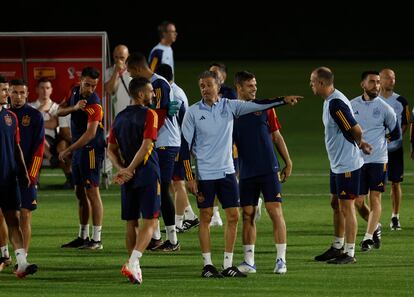 Luis Enrique, rodeado de los jugadores de la selección española, durante un entrenamiento, este martes en Doha.