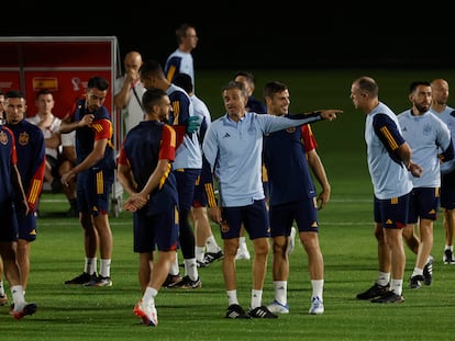 Luis Enrique, rodeado de los jugadores de la selección española, durante un entrenamiento, este martes en Doha.