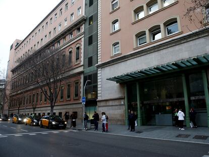 Una imagen de la fachada del  Hospital Clínic de Barcelona. / Quique García (EFE)