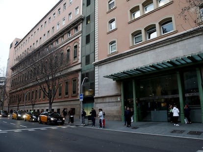 Aspecto de la entrada principal del Hospital Clínic de Barcelona.