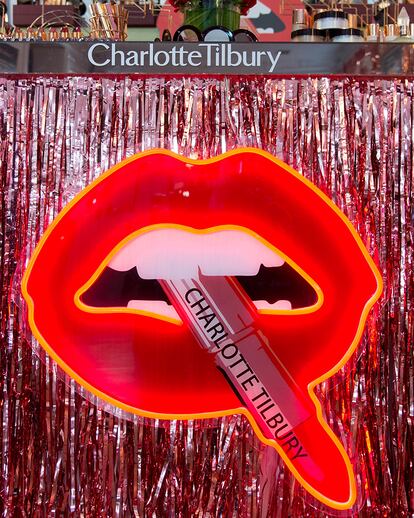 Detalle del Lipstick Lover donde durante la fiesta se repartían labiales con nombres de celebridades internacionales.