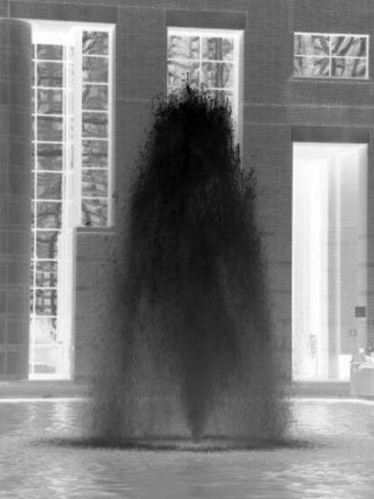 Black Fountain (2008), de la iraquí Maha Mustafa, incluida en la exposición Arab Express, en el Museo Mori (Tokio).
