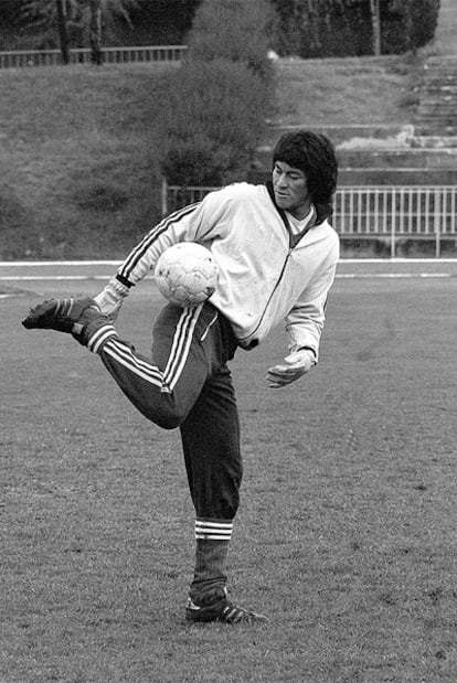 Diarte, que ganó una Copa del Rey con el Valencia durante sus tres años en Mestalla, da toques con el balón en un entrenamiento con el equipo 'che'.