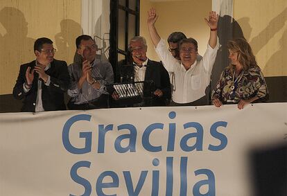 Juan Ignacio Zoido celebra su victoria en las elecciones municipales en Sevilla, acompa?ado del presidente del PP andaluz, Javier Arenas y otros miembros del PP.