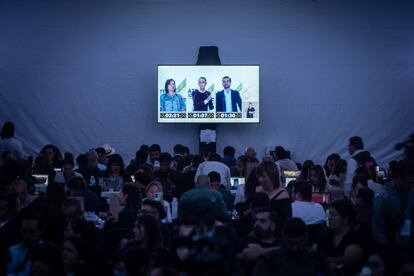 Periodistas observan el debate desde la sala de prensa, el 28 de abril en los Estudios Churubusco de Ciudad de México.