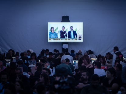 Periodistas observan el debate desde la sala de prensa, el 28 de abril en los Estudios Churubusco de Ciudad de México.