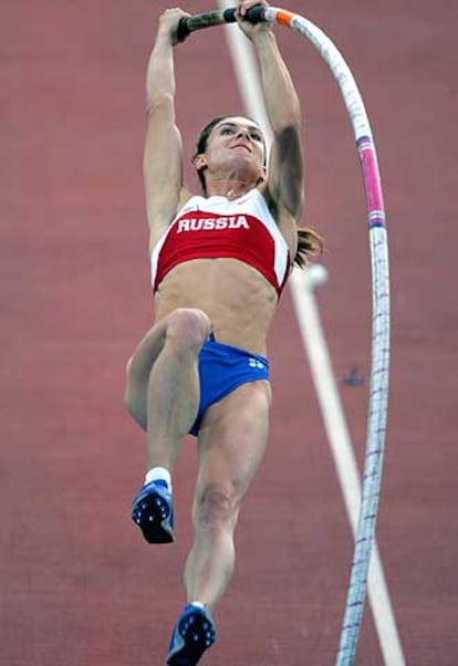 Yelena Isinbayeva dobla con fuerza su pértiga rumbo al éxito.