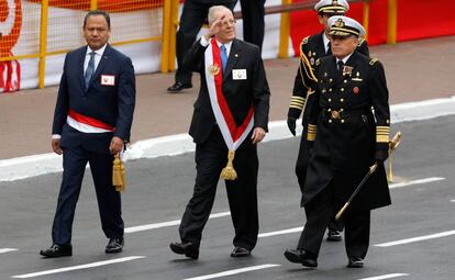 El exministro de Defensa Mariano González (i) junto a Kuczynski en julio pasado.