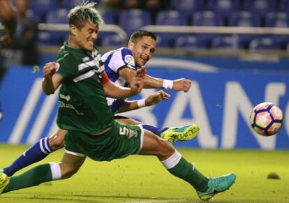Disparo a puerta de Andone durante el partido entre Deportivo y Leganés.