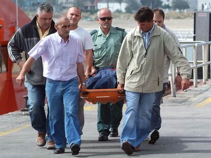 Traslado del cadáver del patrón del 'Hermanos Landrove'