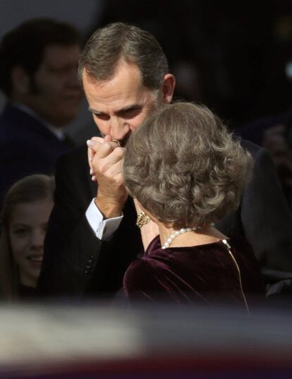 El rey Felipe VI saluda a su madre, doña Sofía.