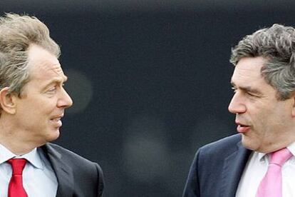 Tony Blair y su ministro de Finanzas, Gordon Brown, ayer en el aeródromo de Elstree.