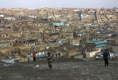 Un grupo de niños juegan al fútbol en Kabul (Afganistán).