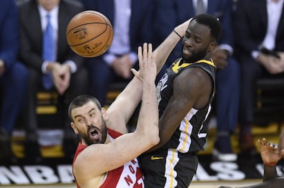 Marc Gasol y Draymond Green, durante el partido.