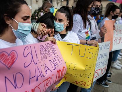 Amigas de Samuel Luiz durante la concentración en repulsa por su asesinato, este lunes en A Coruña.