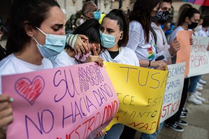 Amigas de Samuel Luiz durante la concentración en repulsa por su asesinato, este lunes en A Coruña.