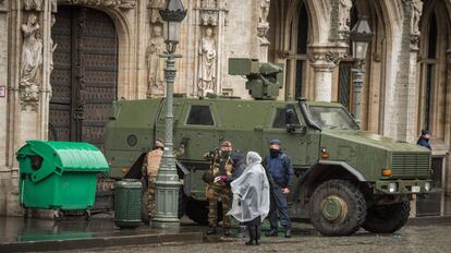 Un grupo de militares hacen guardia este sábado junto al Ayuntamiento de Bruselas.