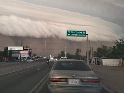Las nubes de la tormenta de arena se acercan al puerto de Guaymas, en una imagen difundida en redes sociales. 20 DE JULIO DE 2023, HEROICA GUAYMAS, ESTADO DE SONORA (MÉXICO).- Una tormenta de arena golpeó el puerto de Guaymas (Sonora) este jueves.