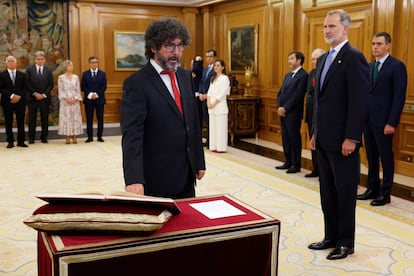 El nuevo vocal del Consejo General del Poder Judicial Carlos Hugo Preciado jura o promete ante el rey Felipe VI.