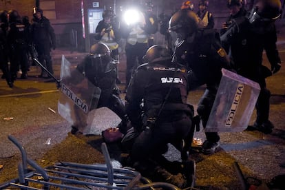 Miembros de las Unidades de Intervención Policial cargan contra un manifestante durante la manifestación contra la investidura de Sánchez este sábado en Ferraz.