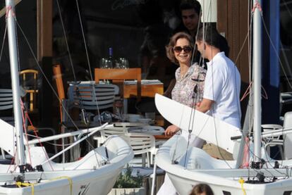 La reina Sofía, en el club de vela Cala Nova, en Mallorca.