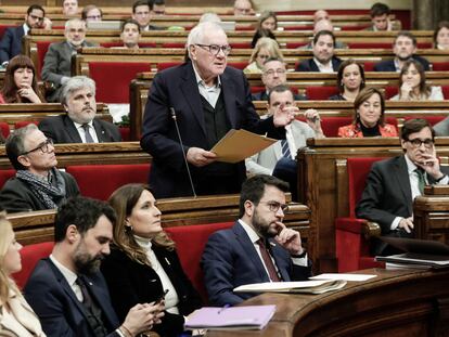 Pere Aragonès, acompañado de los miembros de su Govern. A la derecha, Salvador Illa y de pie Ernest Maragall.