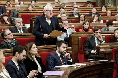 Pere Aragonès, acompañado de los miembros de su Govern. A la derecha, Salvador Illa y de pie Ernest Maragall.