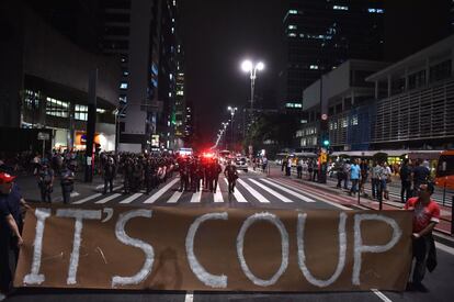 Dilma Rousseff aseguró este lunes en el Senado que no luchaba por su mandato, sino "por la democracia". "Estamos ante la concreción de un golpe de Estado", afirmó Rousseff durante su defensa en el Senado. Muchos manifestantes de Sao Paulo portaron pancartas en las que denunciaban un ataque contra la democracia brasileña.