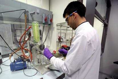 Un trabajador, en el laboratorio de la compañía farmacéutica PharmaMar.