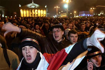 Cerca de 7.000 manifestantes protestan en la Plaza de Octubre, en Minsk, contra el resultado oficial de los comicios.