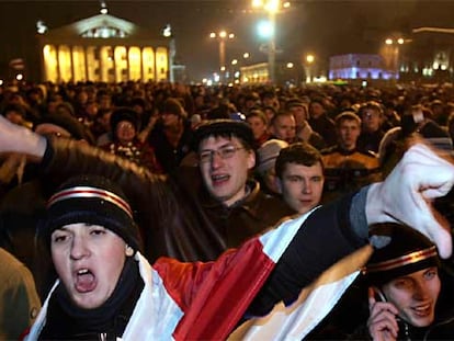 Cerca de 7.000 manifestantes protestan en la Plaza de Octubre, en Minsk, contra el resultado oficial de los comicios.