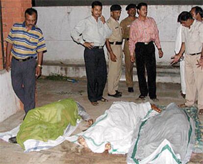 Los cuerpos de los asaltantes del templo hindú yacen en el suelo tras ser abatidos por la policía.