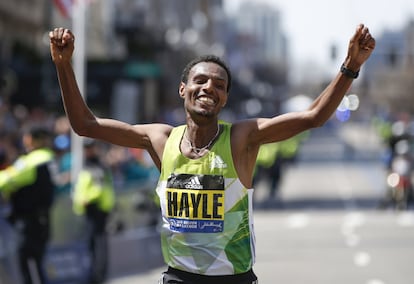 Lemi Berhanu Hayle de Etiopía celebra su victoria en el Maratón de Bostón.