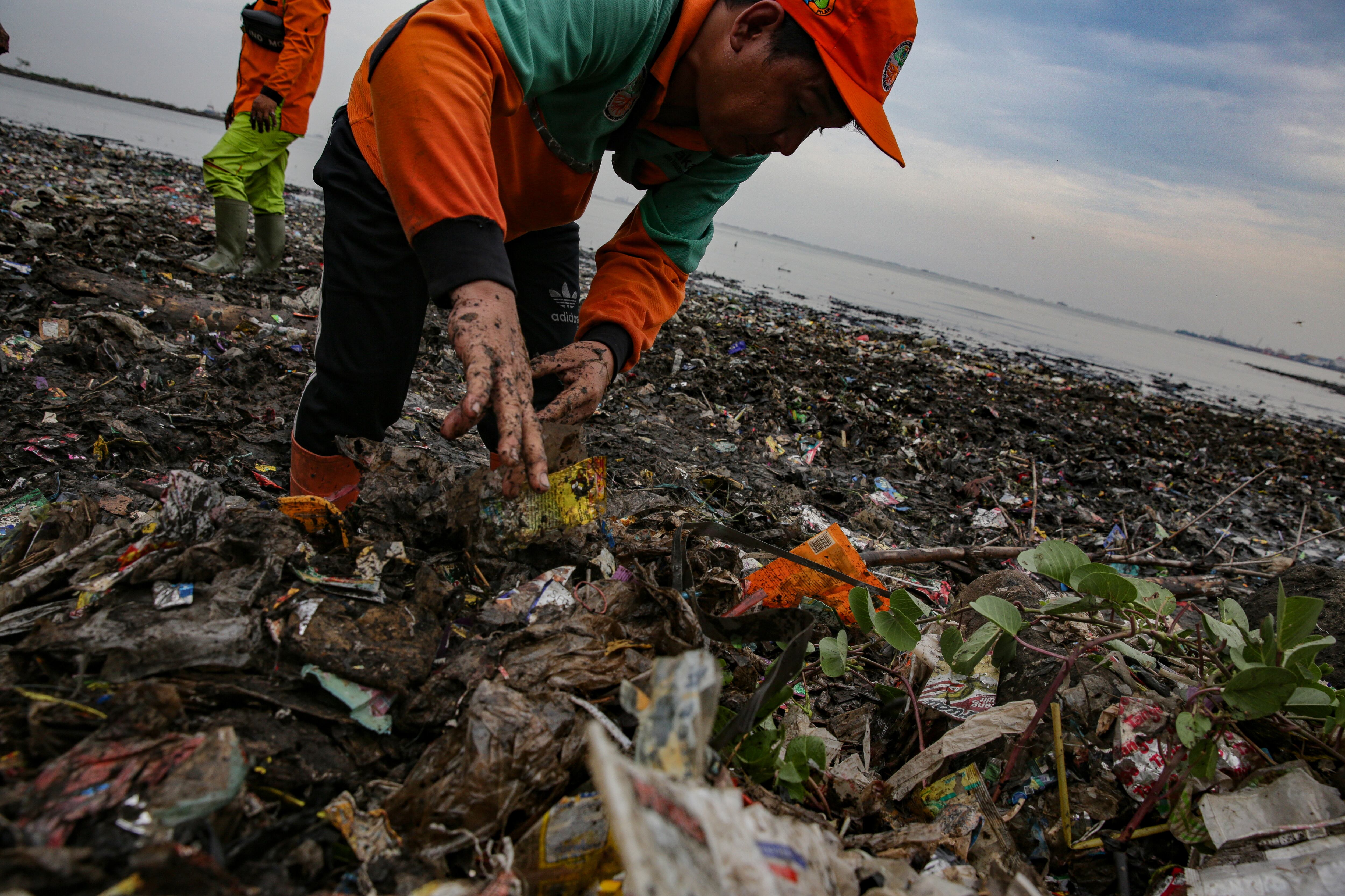 A pesar de su mayor visibilidad, el porcentaje de plástico que acaba en la línea de costa es ínfimo si se compara con el que va al fonodo del mar. En la imagen, labores de limpieza en la playa de Marunda, en Yakarta, Indonesia.