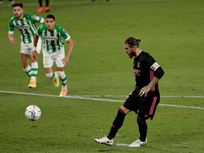 Sergio Ramos, en el penalti que marcó a lo Panenka este domingo en el Benito Villamarín ante el Betis.