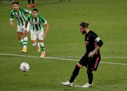 Sergio Ramos, en el penalti que marcó a lo Panenka este domingo en el Benito Villamarín ante el Betis.