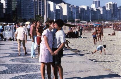 Um casal se beija no calçadão da praia de Copacabana. Para Ontañón, era ruim tirar uma foto de uma pessoa e depois não saber o que aconteceria com quem ele havia fotografado. Para ele, a base da fotografia eram pessoas. Um mundo que é sempre novo. A fotografia estava se movendo e contando alguma coisa.