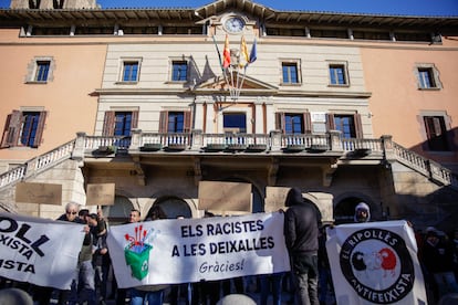 Manifestación en la plaza de Ayuntamiento de Ripoll para reivindicar el derecho al empadronamiento de inmigrantes.